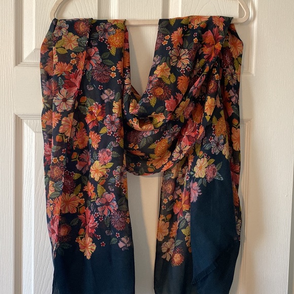 EUC Women’s Floral Scarf. No tag. Navy Blue with Pink and Yellow Flowers - Picture 4 of 5